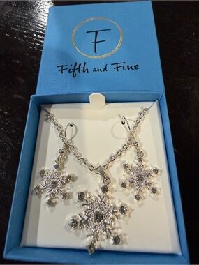 New Silver Snowflake Necklace and Earrings Set - Silver